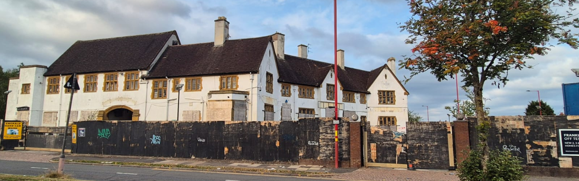 King George V pub boarded up