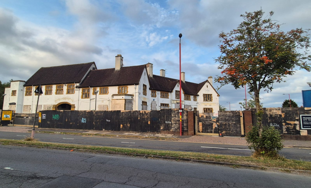 King George V pub boarded up