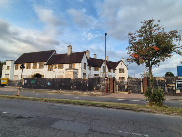 King George V pub boarded up